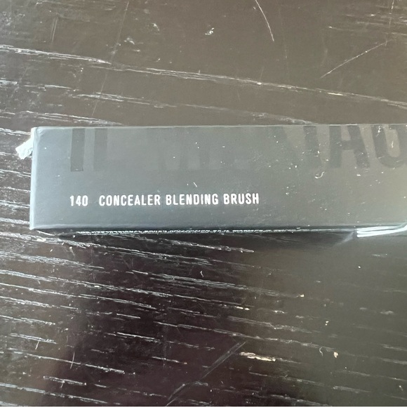 IL MAKIAGE concealer blending brush # 140 NEW - Picture 2 of 7